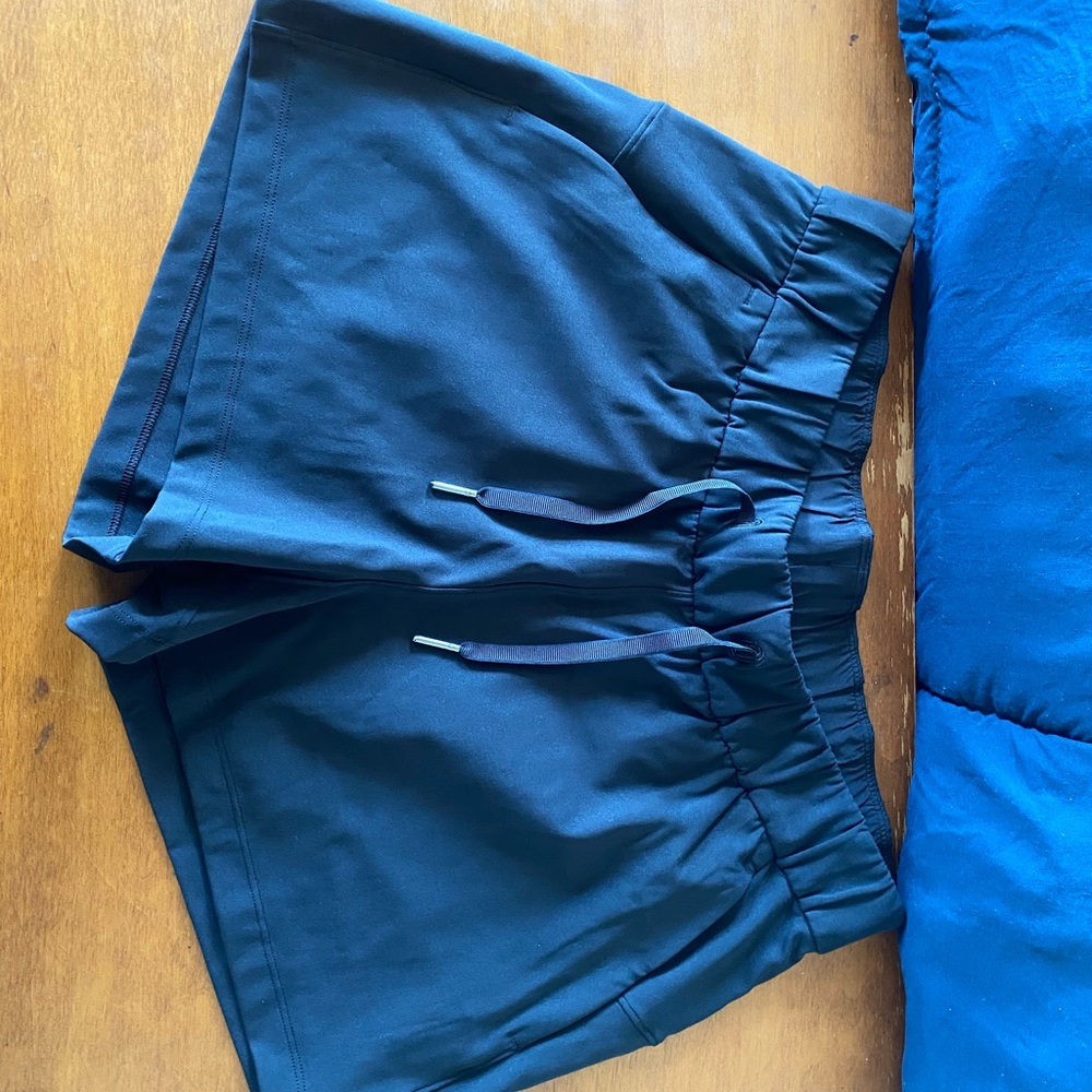 Lululemon on the fly short *never worn*